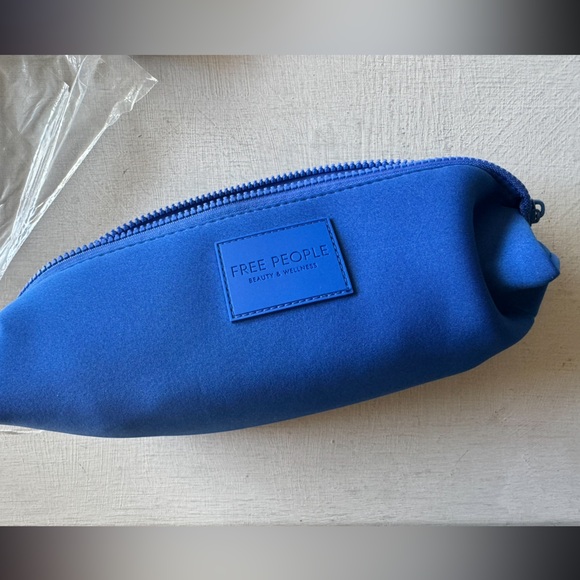 NEW Free People Limited-Edition Makeup Bag - Picture 2 of 4